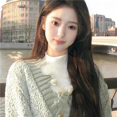 濠河边上的女人